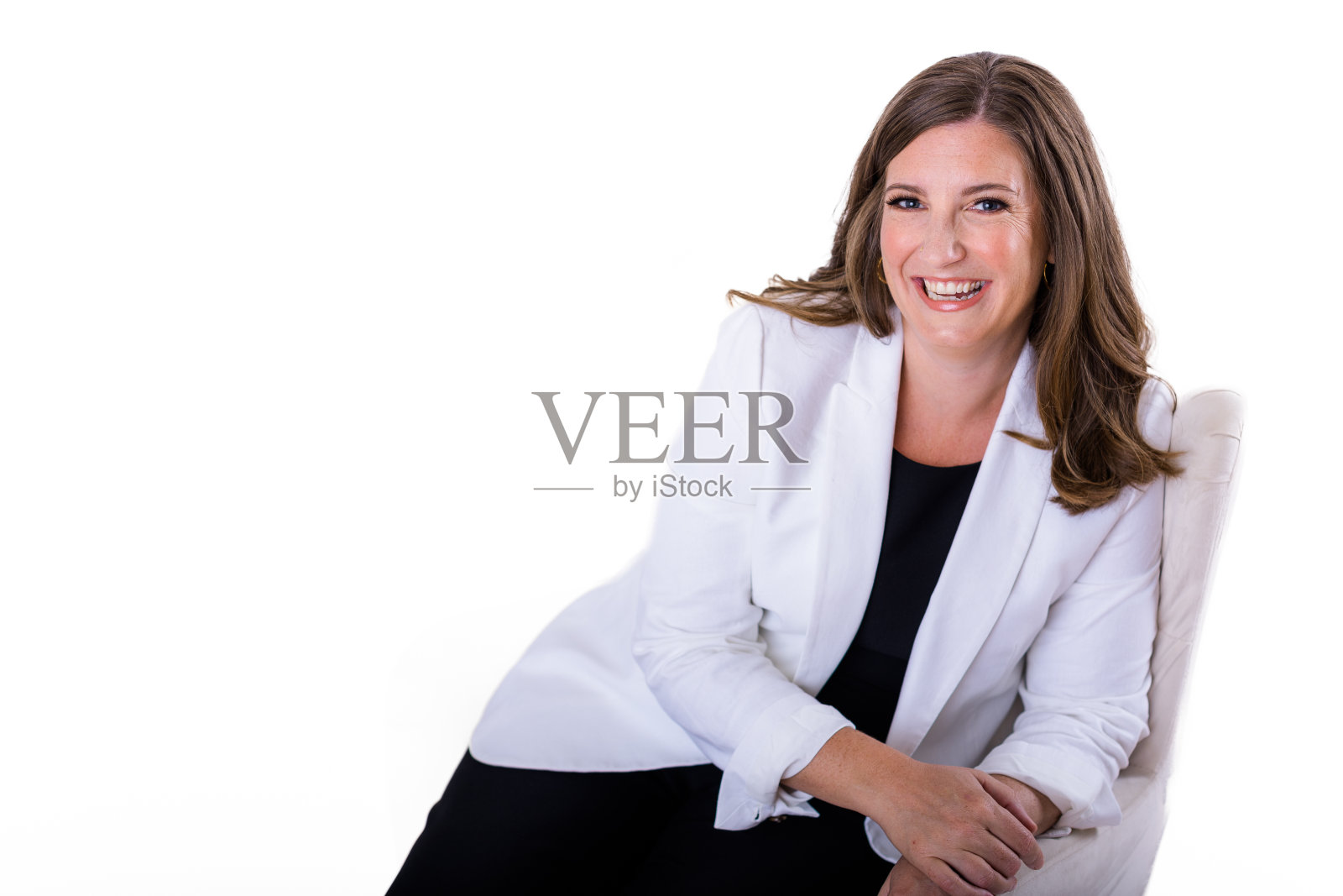 白色背景前的中年女商人照片摄影图片