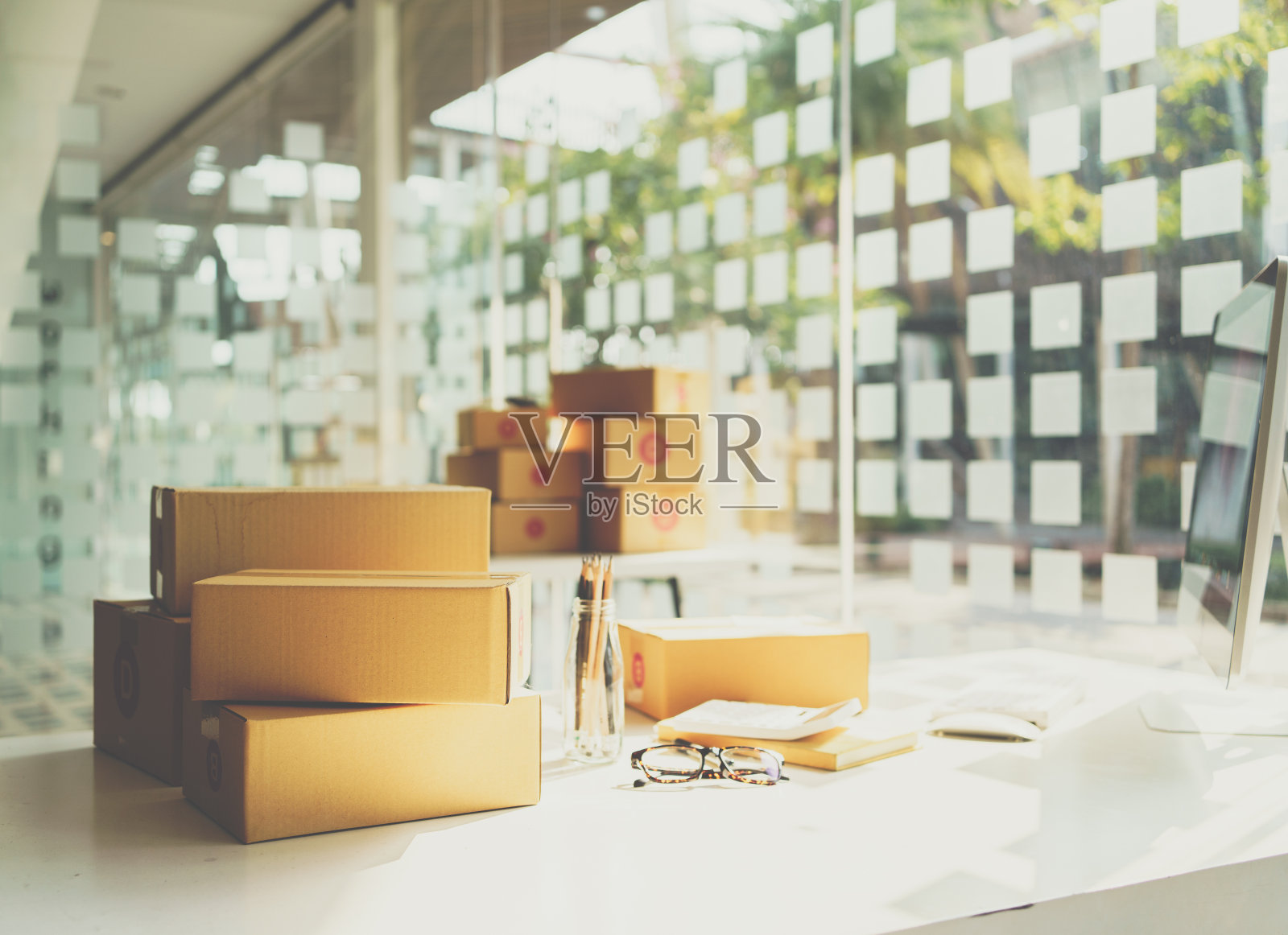 运输和配送概念，带笔记本电脑的桌子和邮局的运输箱。照片摄影图片