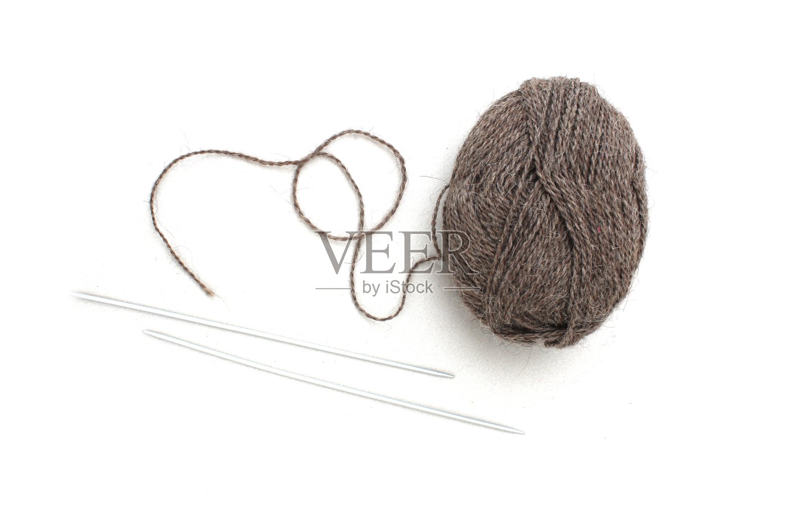 白色背景上的纱线和编织针照片摄影图片