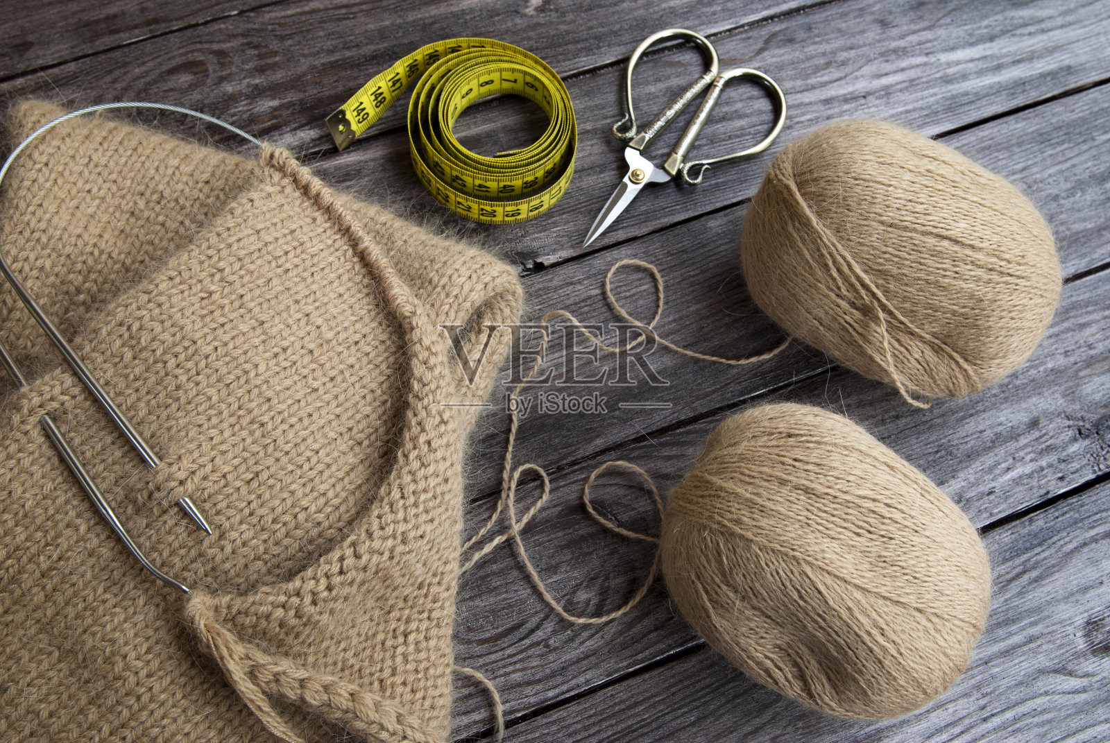 米色羊毛纱线针织围巾照片摄影图片