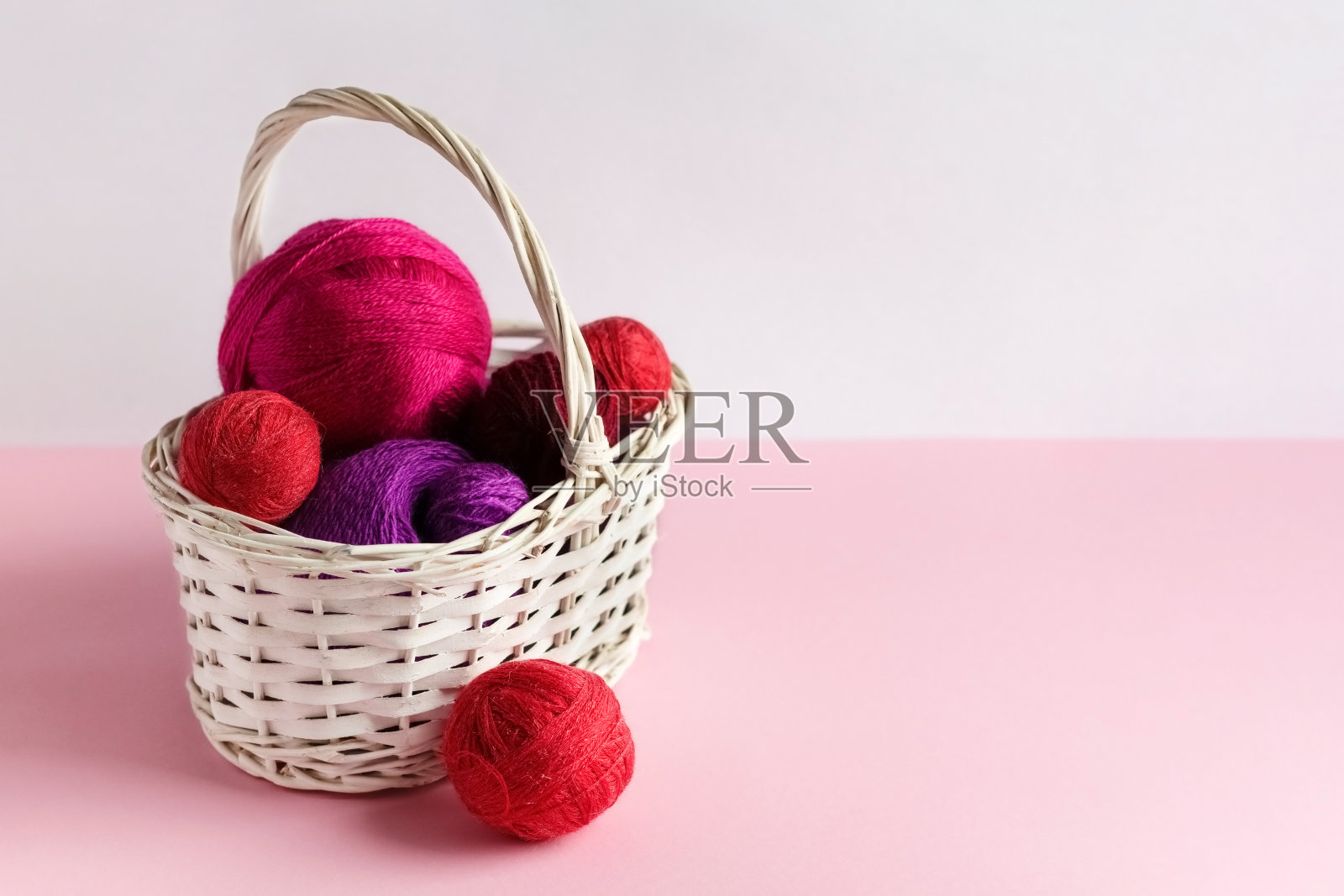 篮子里的线团照片摄影图片