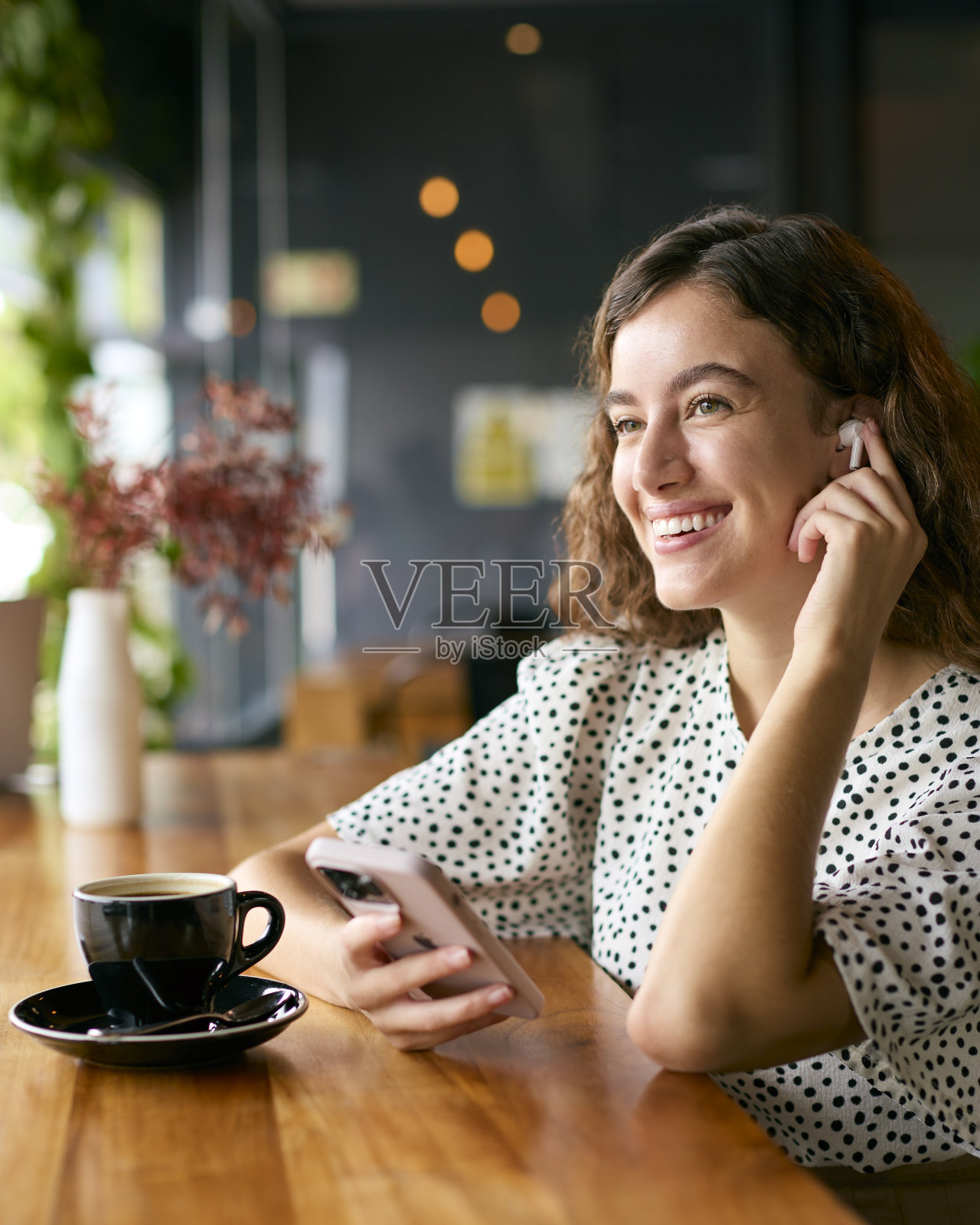 戴着耳机在咖啡店或办公室工作的女商人无线流媒体音乐照片摄影图片