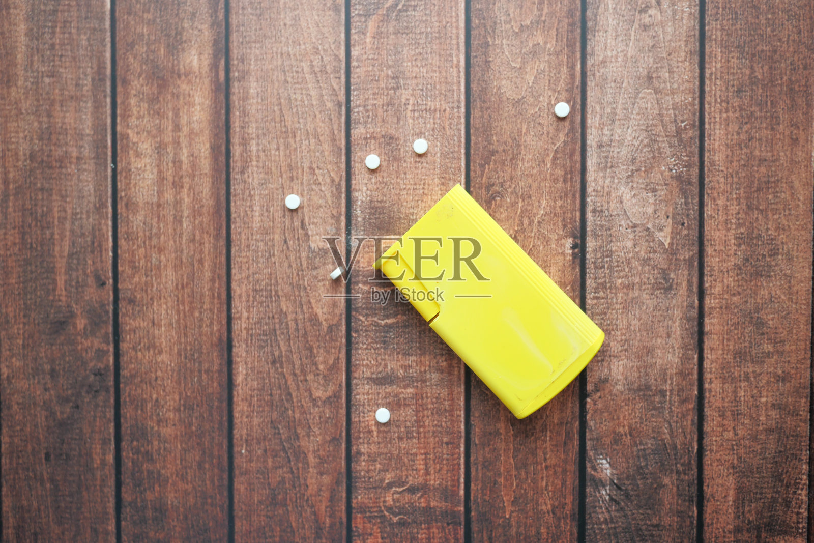 人工甜味剂容器在桌子上照片摄影图片