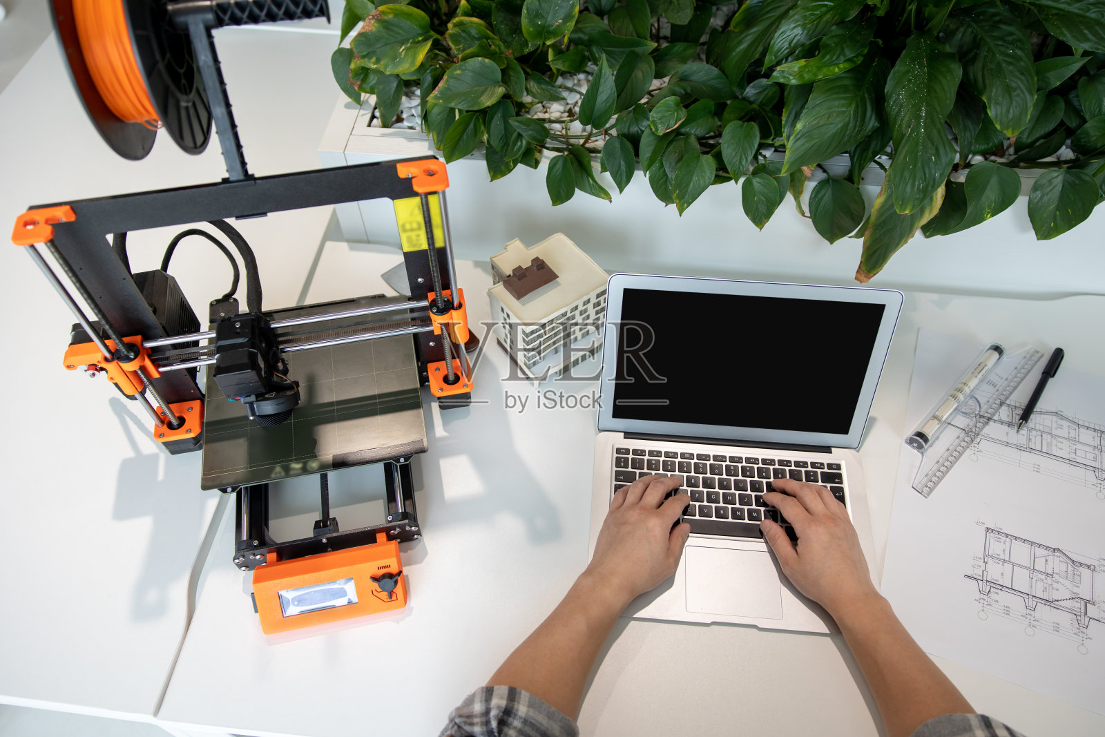 在创意实验室工作的人在笔记本电脑上打字，屏幕是空白的。照片摄影图片