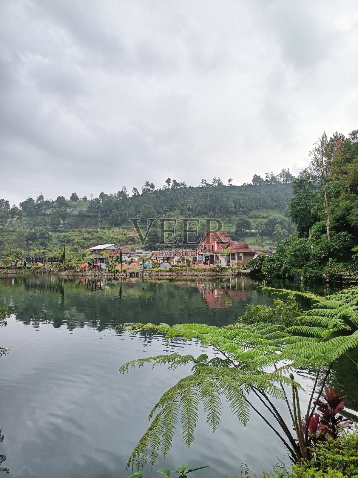 湖边有房子照片摄影图片