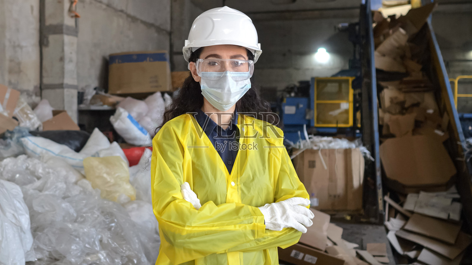 黑头发女经理视察垃圾分拣厂照片摄影图片