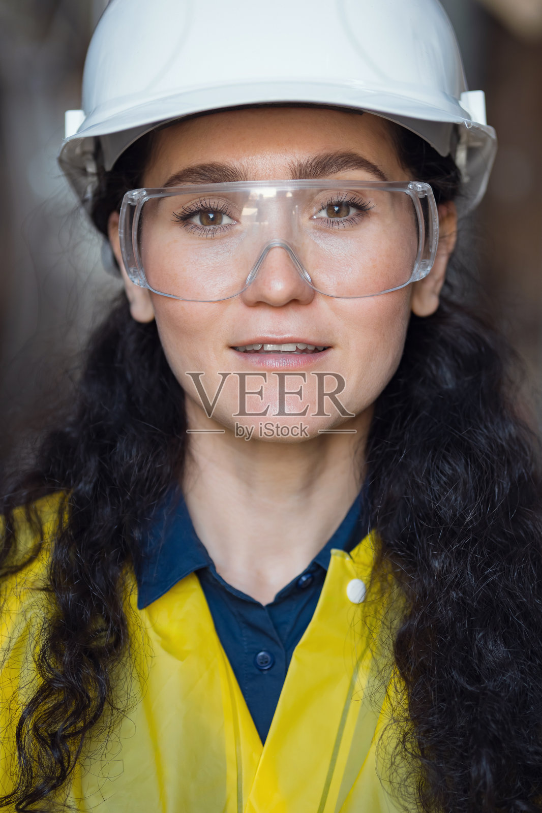 女工在废物处理设施观看处理过程照片摄影图片