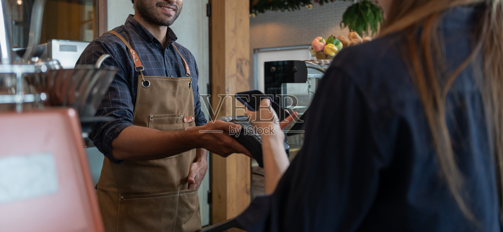 一名女子在咖啡厅餐厅用智能手机扫描二维码进行数字支付，无需现金。选择菜单和订单累积折扣。电子钱包，科技，在线支付，信用卡，银行应用。照片摄影图片