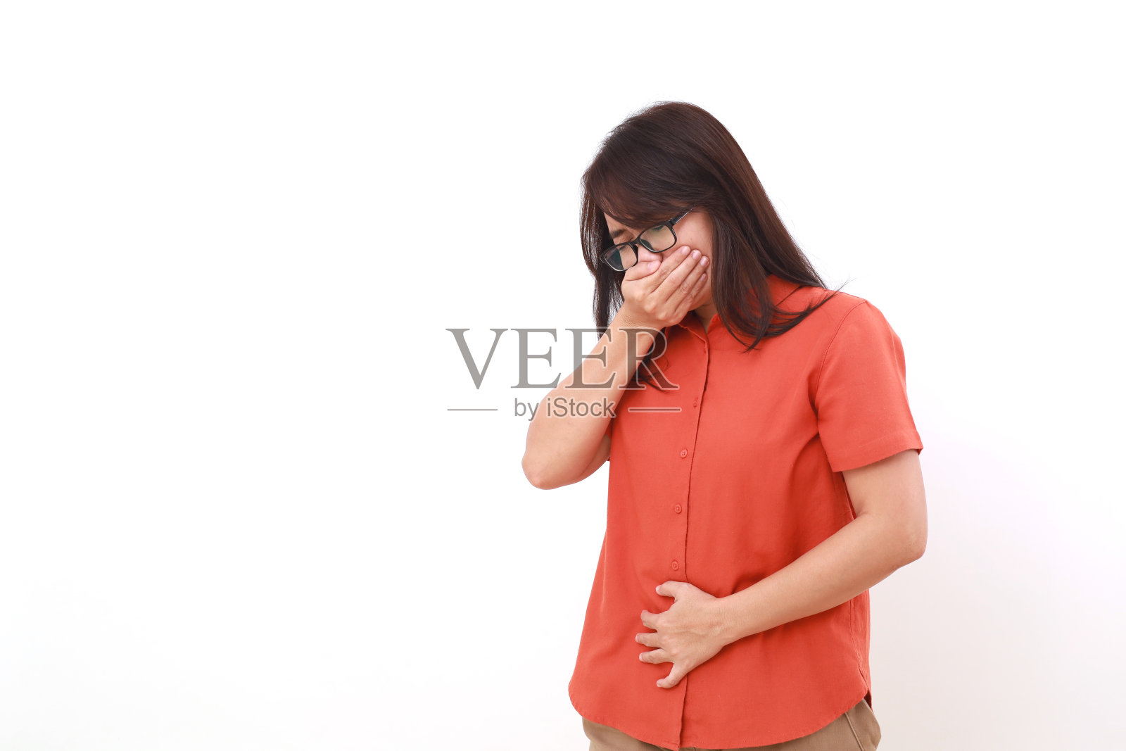 患有恶心的亚洲成年妇女。食物中毒。孤立的白色与copyspace照片摄影图片