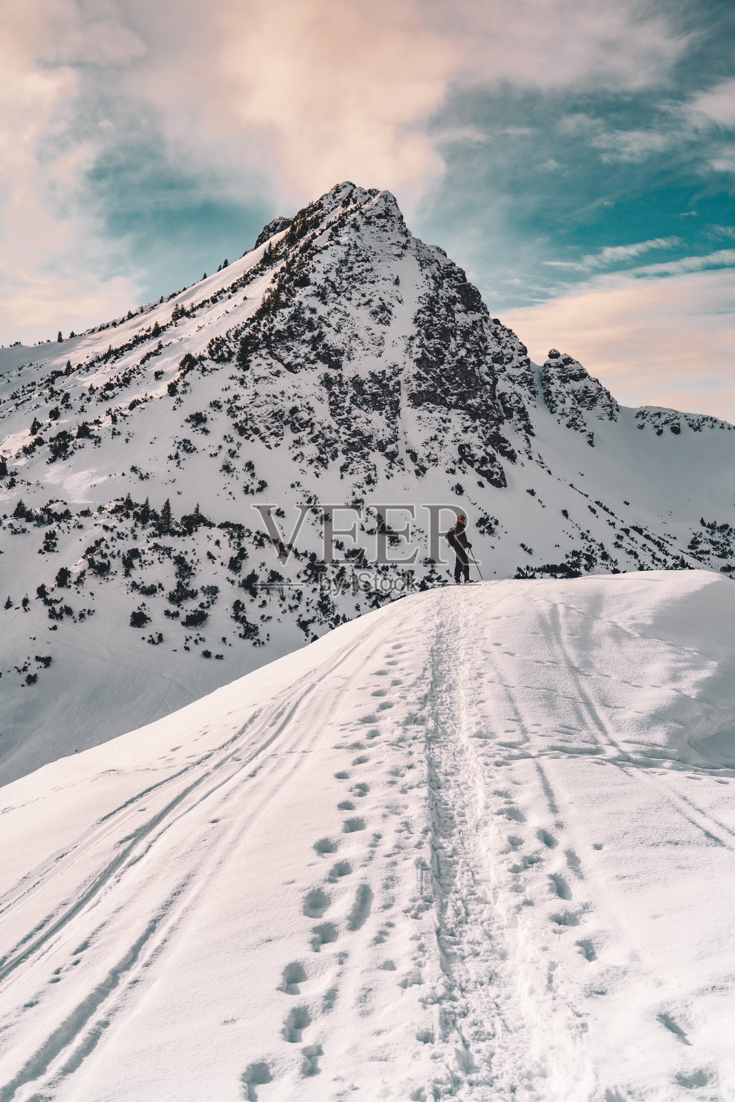 雪山中的徒步旅行者照片摄影图片