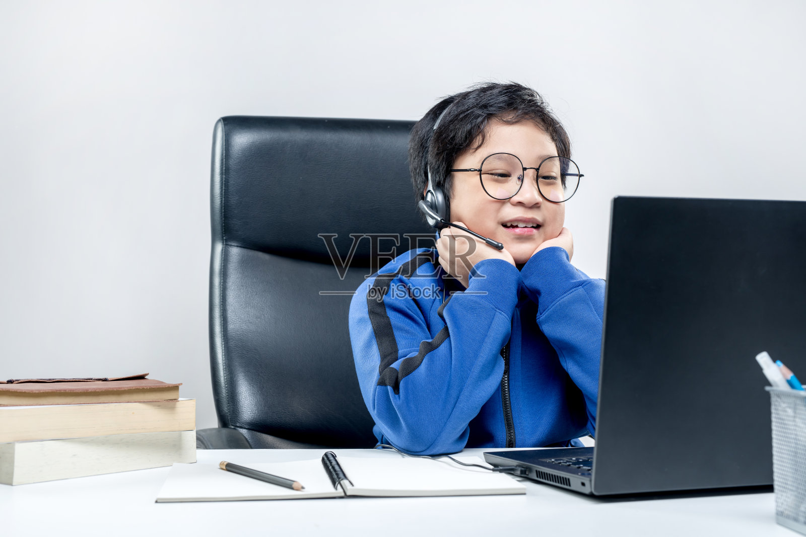 快乐亚洲男生在线学习课程在线学习照片摄影图片