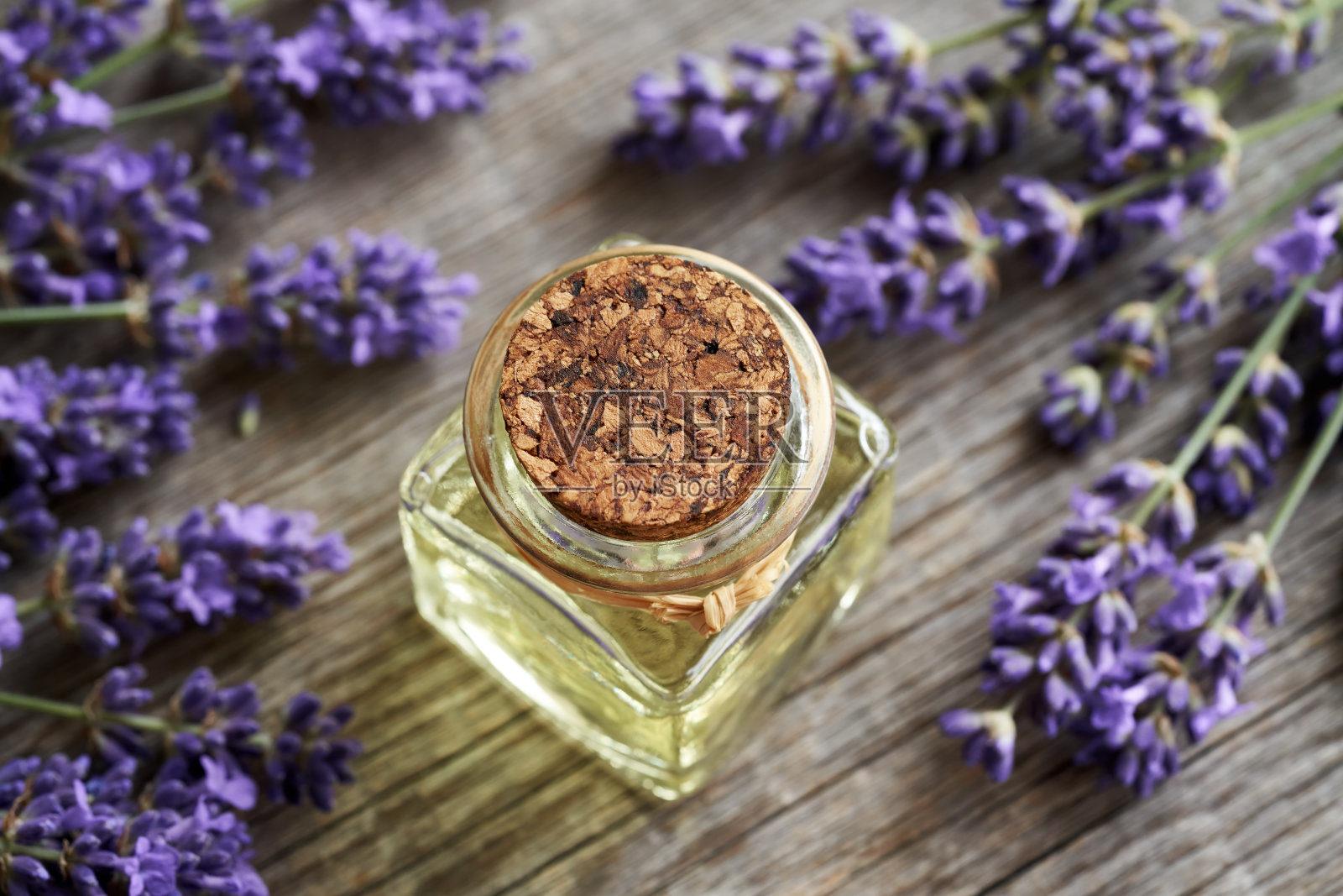 一瓶盛开的薰衣草精油照片摄影图片