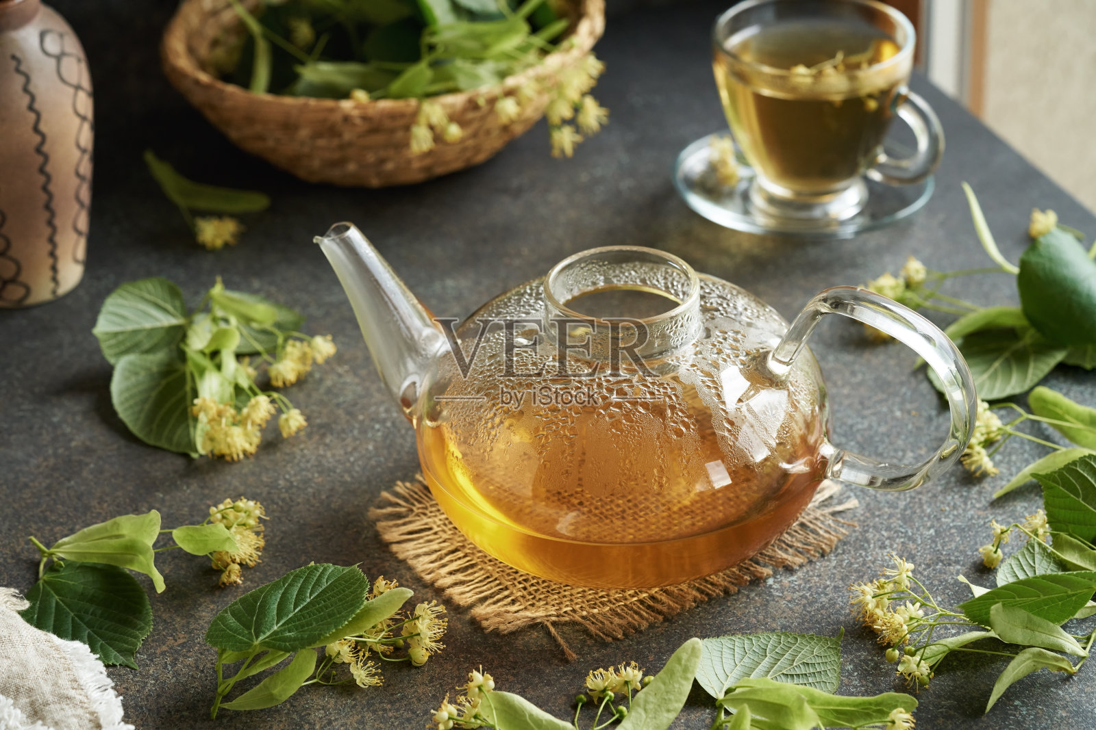 玻璃茶壶里的菩提树花茶照片摄影图片