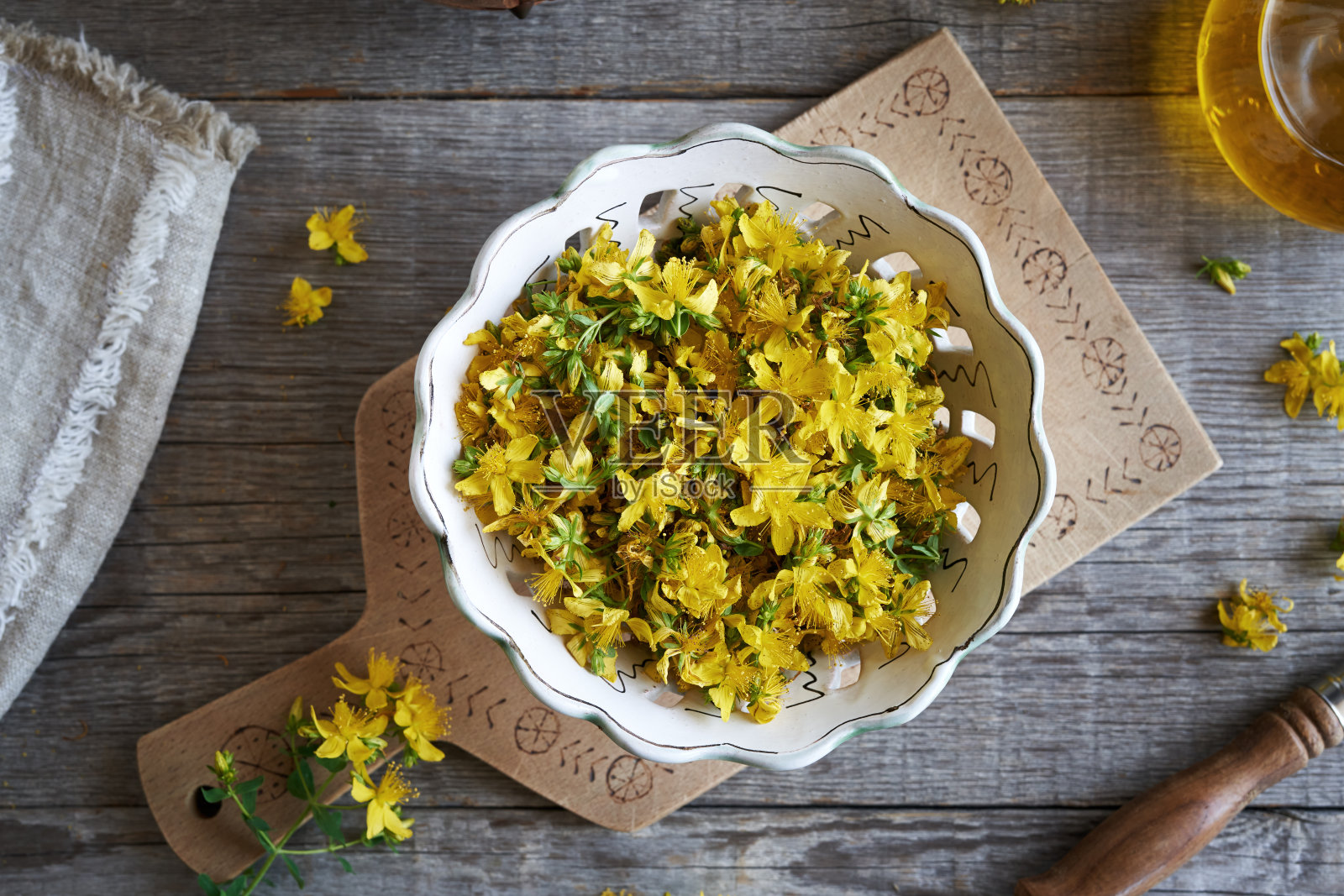 新鲜的圣约翰草在碗里开花照片摄影图片