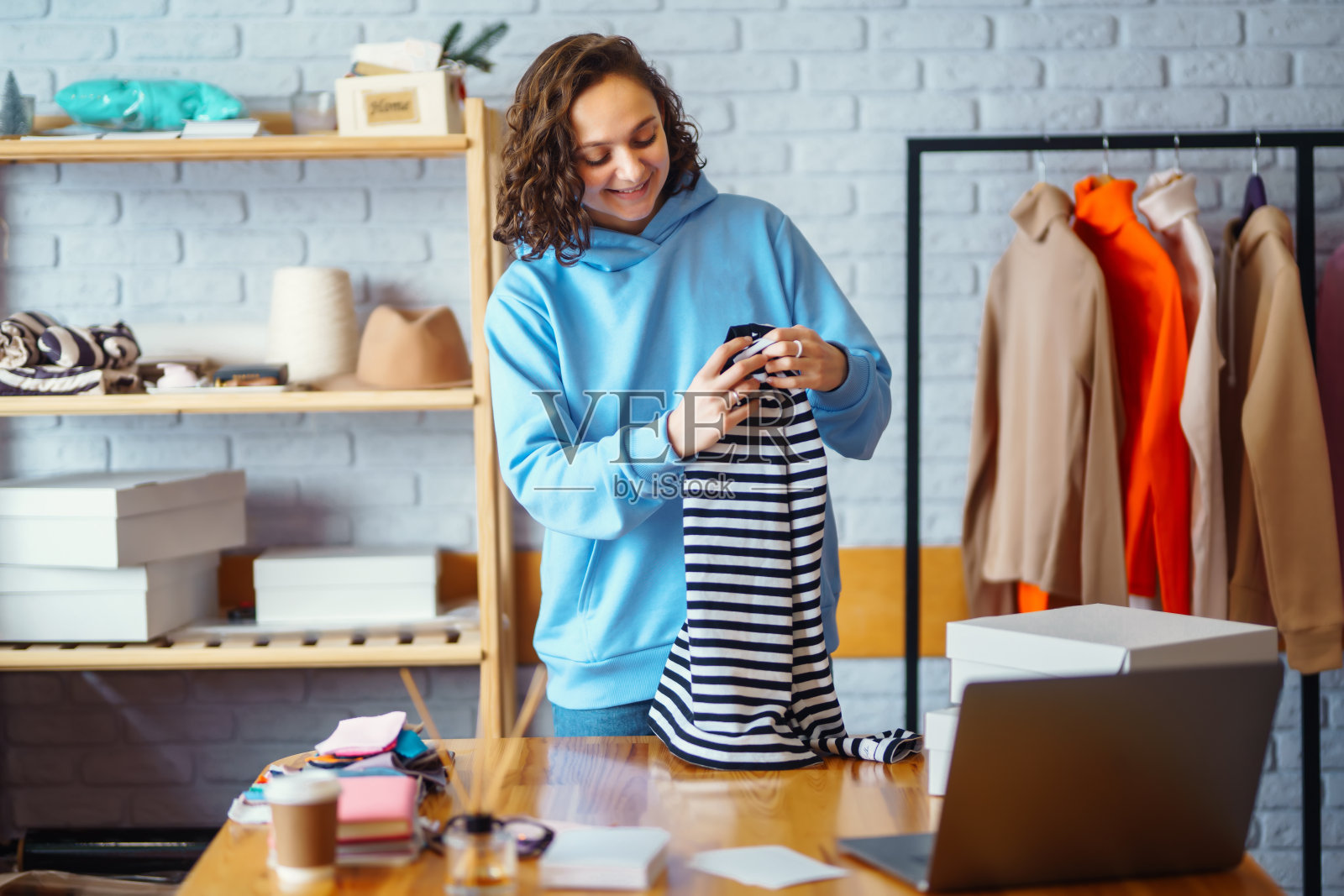 服装商店:年轻快乐女人包订单的网上商店，电子商务。网上销售。照片摄影图片