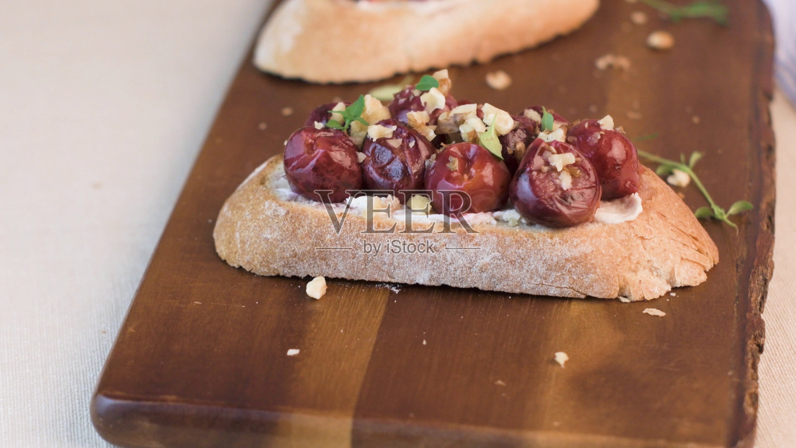 用山羊奶酪烤面包照片摄影图片