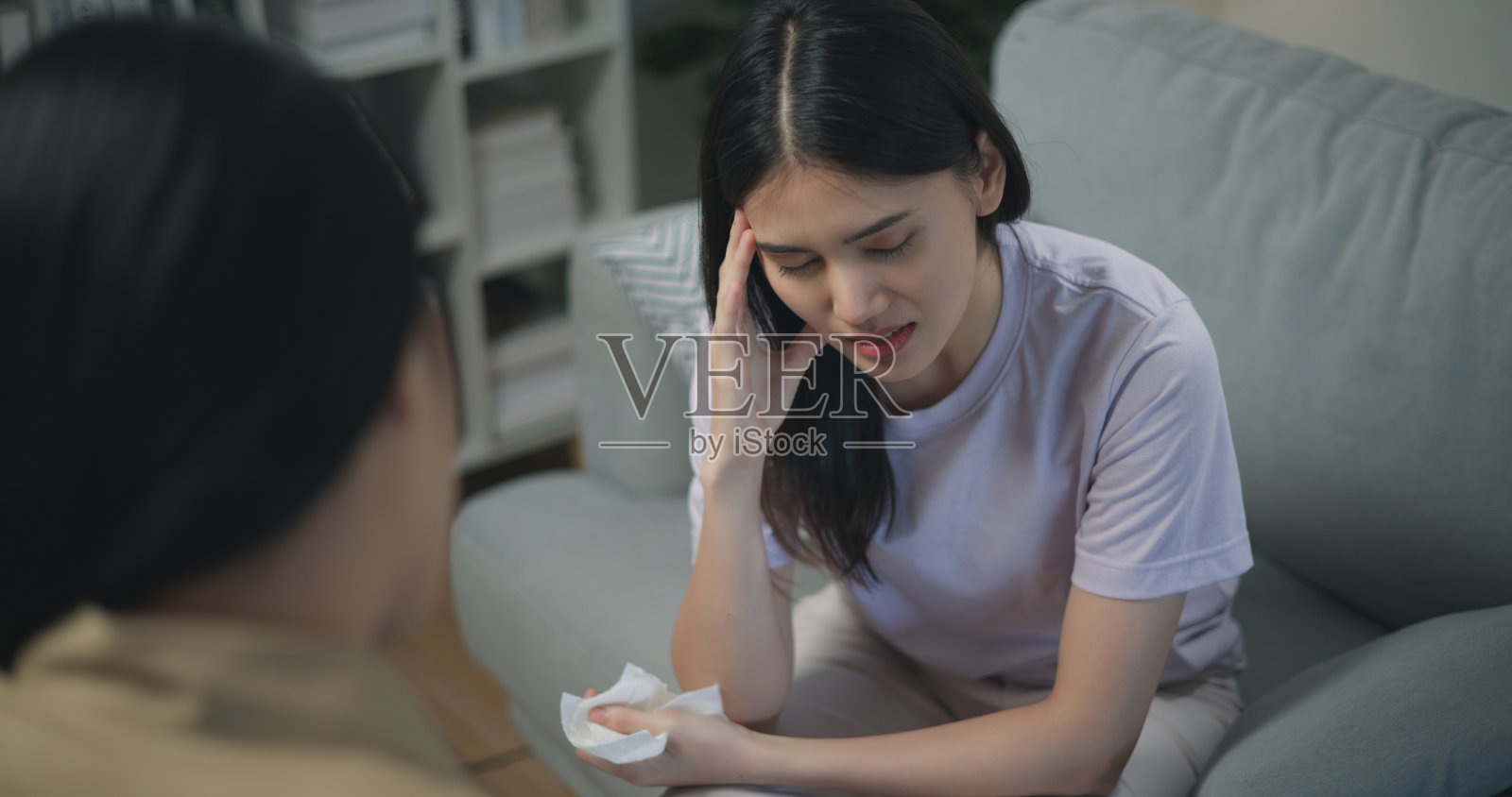 青年专业治疗师与女性患者讨论心理健康照片摄影图片