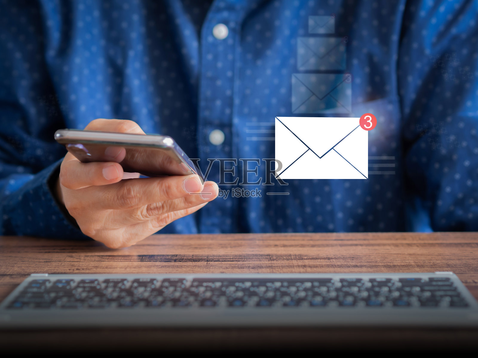 商务人士在办公室用手机发送或接收新信息。照片摄影图片