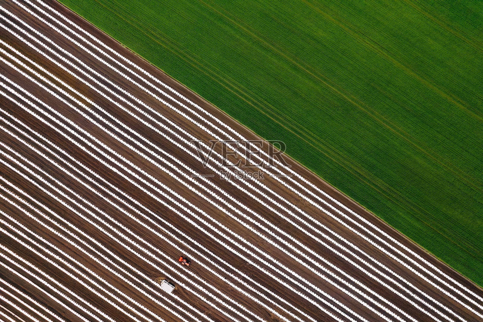 春季农用拖拉机鸟瞰图照片摄影图片