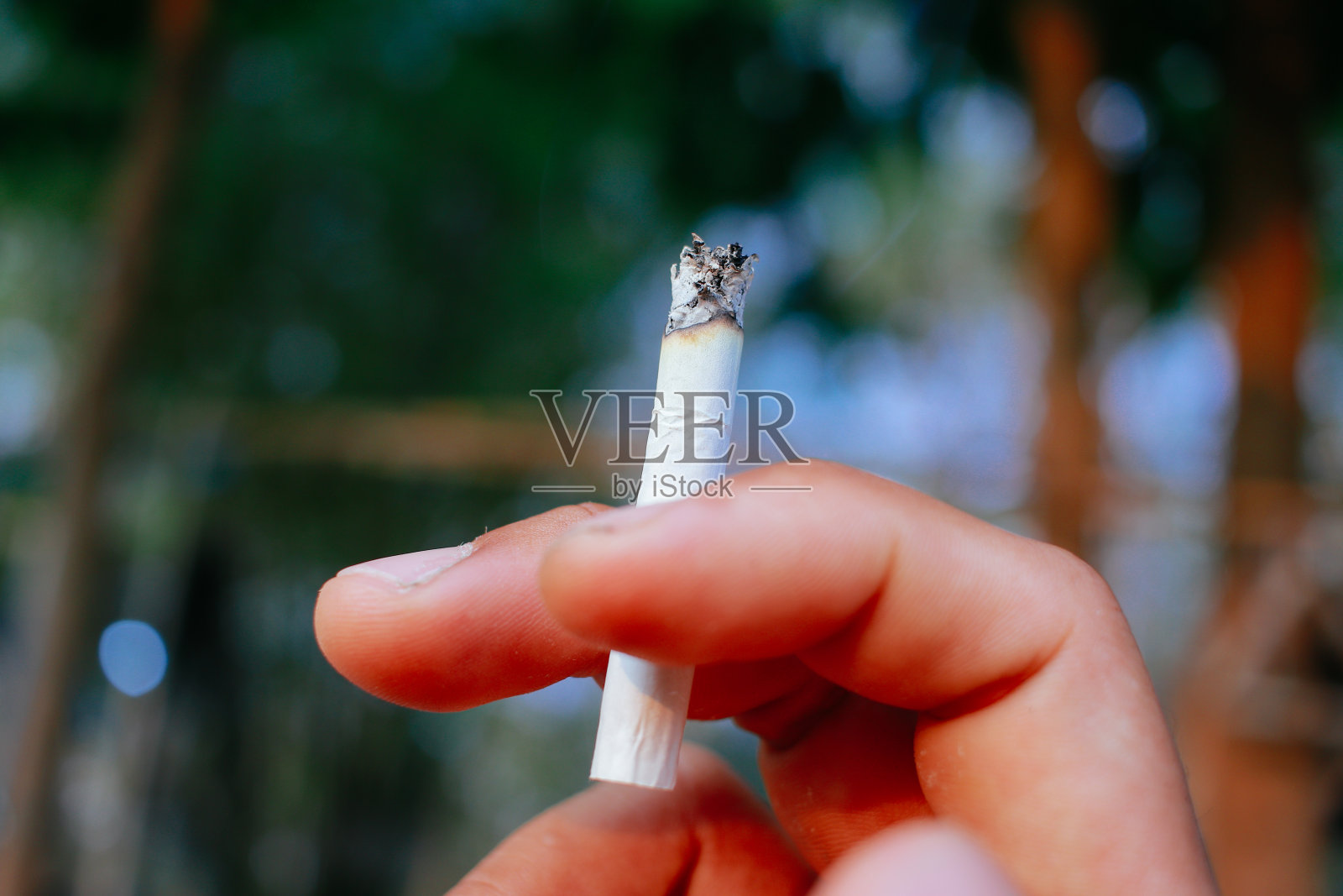 点燃香烟照片摄影图片