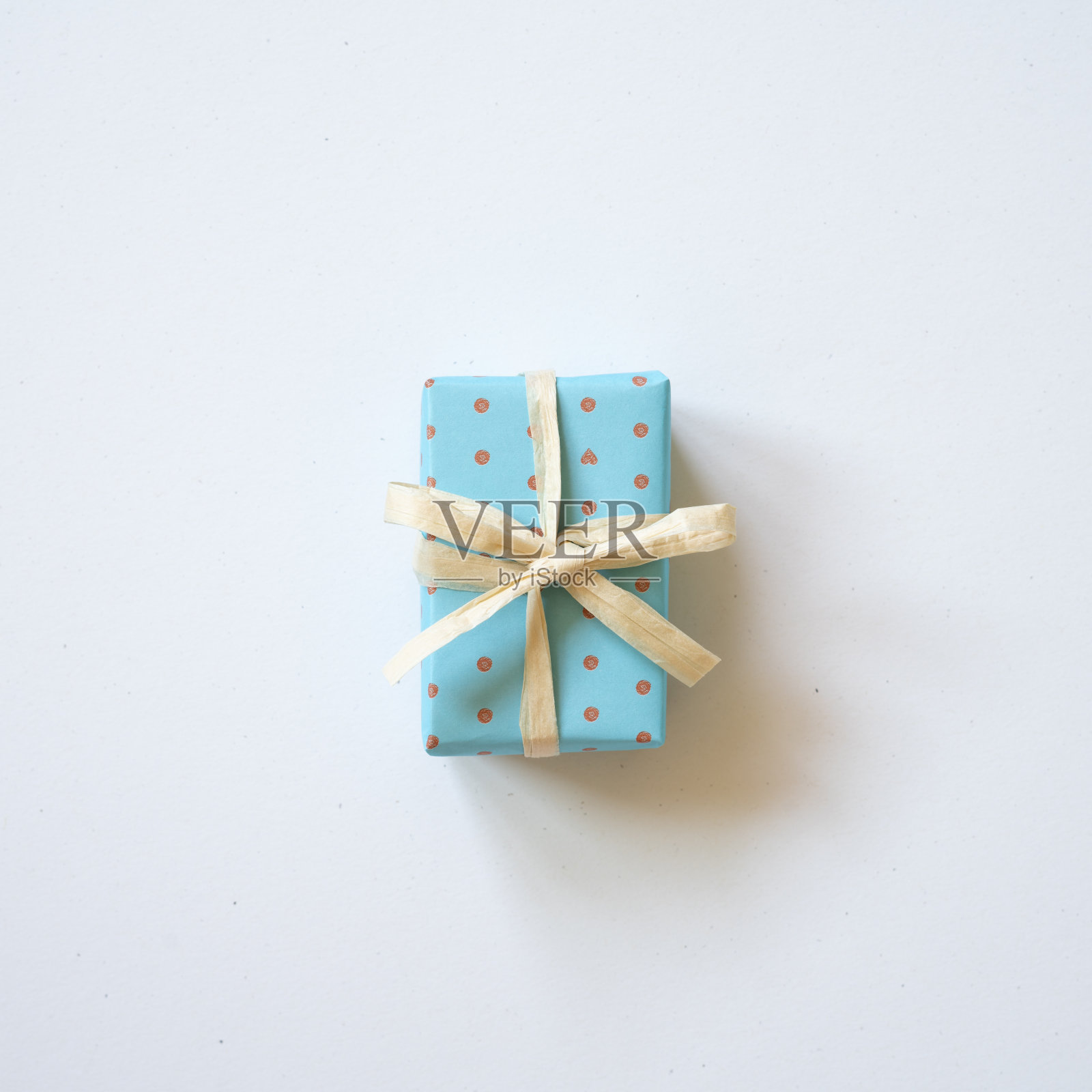 天蓝色圆点图案礼盒孤立在白色背景上。俯视图，复制空间照片摄影图片