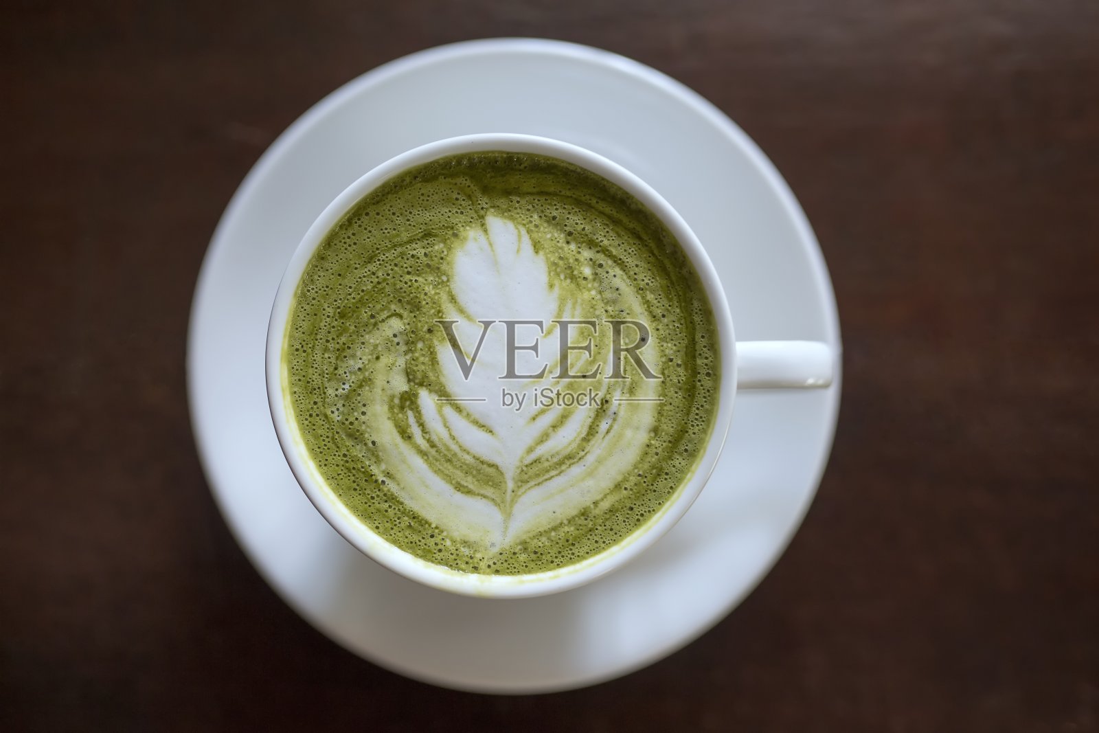 卡布奇诺杯的上图。这里既有绿茶，也有可可。照片摄影图片