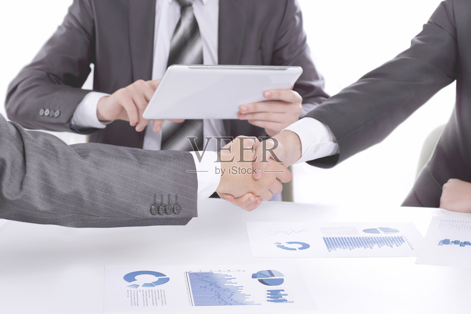 商务人士出席会议时的近距离握手照片摄影图片