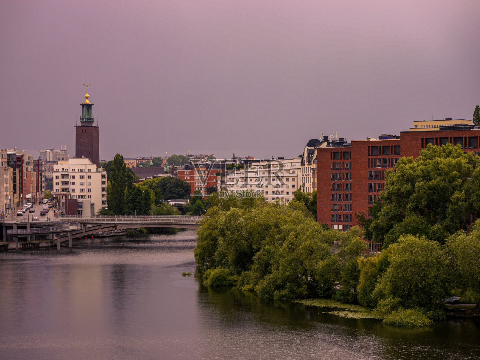沿河的建筑物映衬着天空照片摄影图片