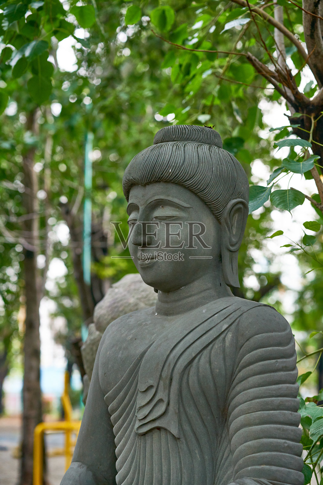 花园中的石佛雕像照片摄影图片