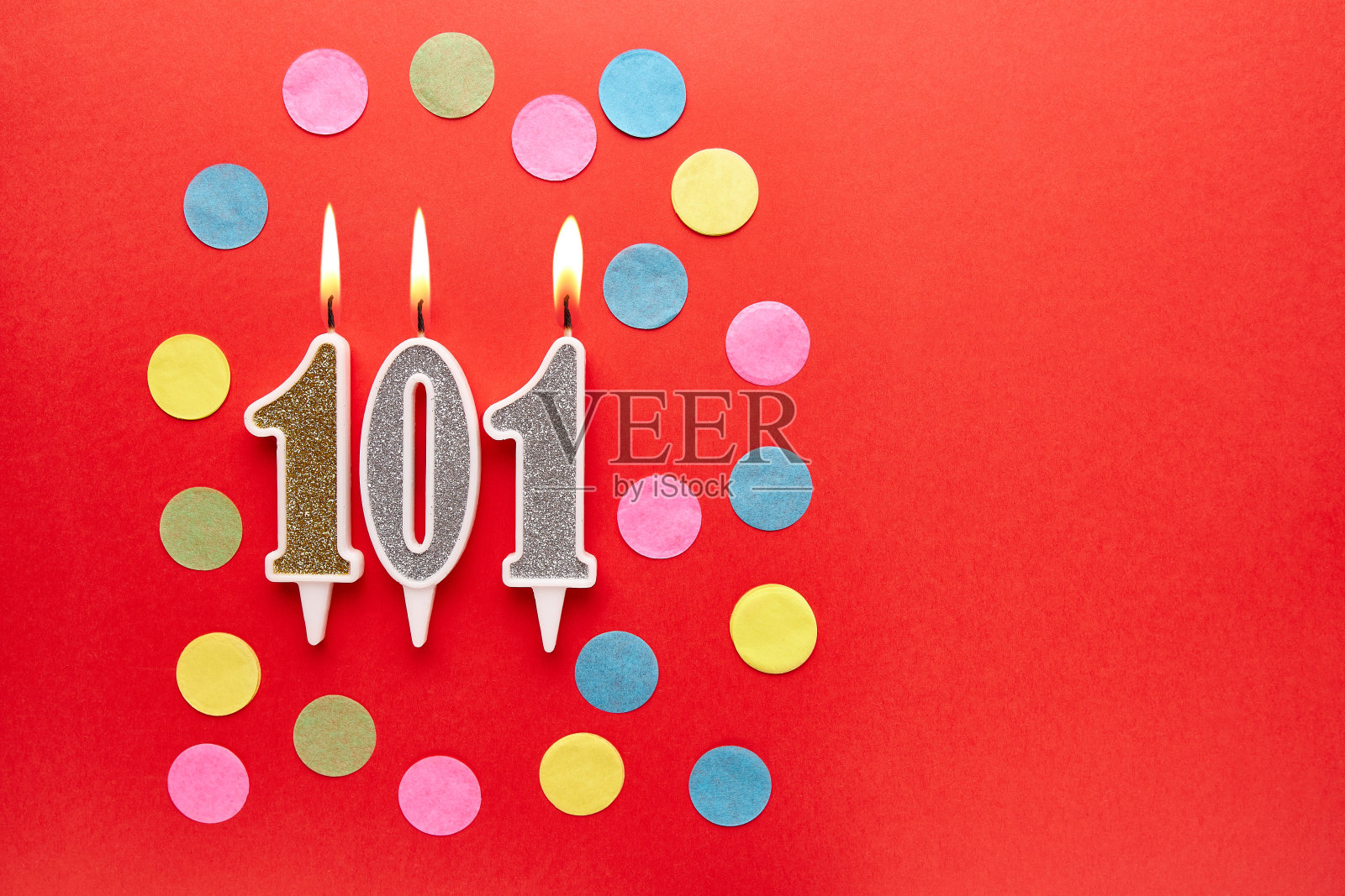101号，红色背景，彩色纸屑。生日快乐，蜡烛。庆祝生日、周年纪念、重要日期、节日的概念。副本的空间。横幅照片摄影图片