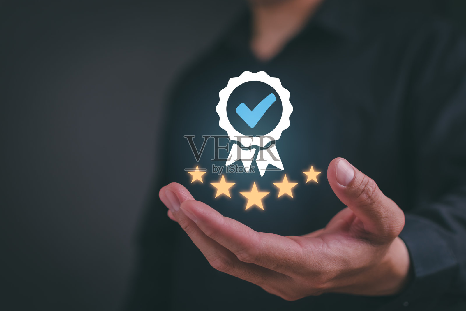 保证产品和ISO服务理念，以商人之手展示顶级服务的标志，最好的质量保证，保证，标准，ISO认证和标准化理念。照片摄影图片