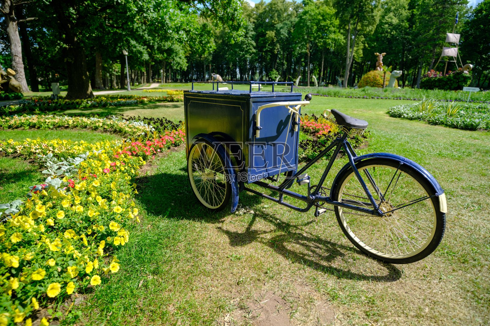街头交易的复古自行车。自行车架上装有出售产品的盒子照片摄影图片