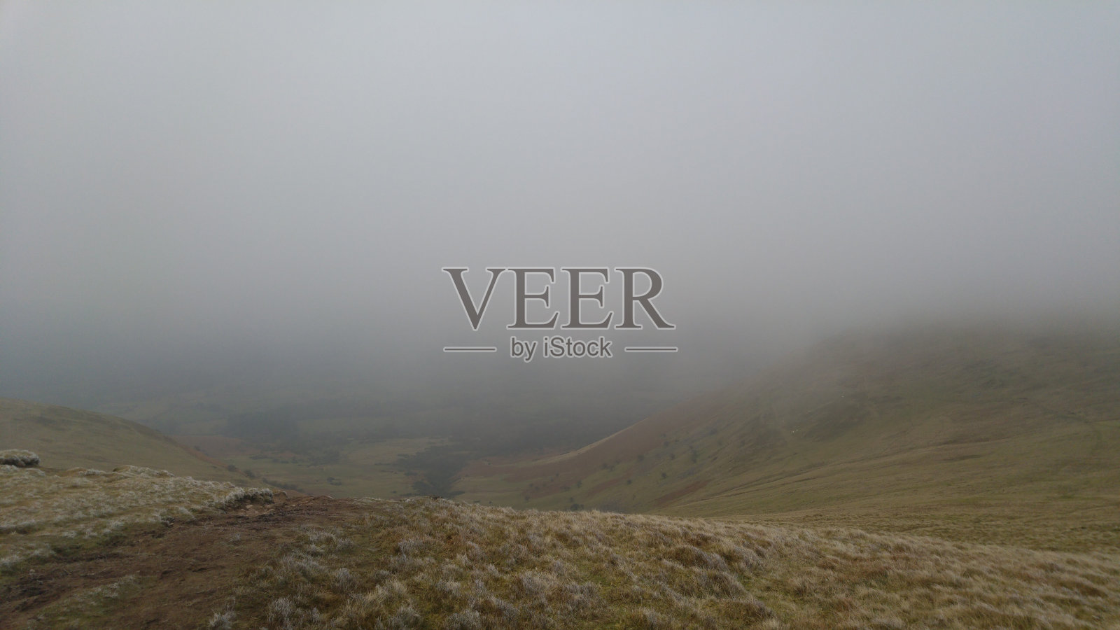 朦胧山坡上的神秘早晨。照片摄影图片