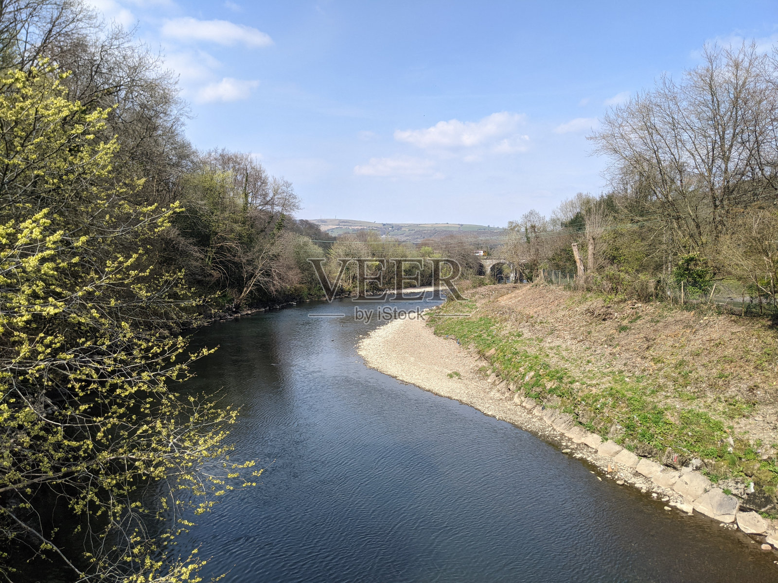 宁静的河流和自然景观与水的倒影照片摄影图片