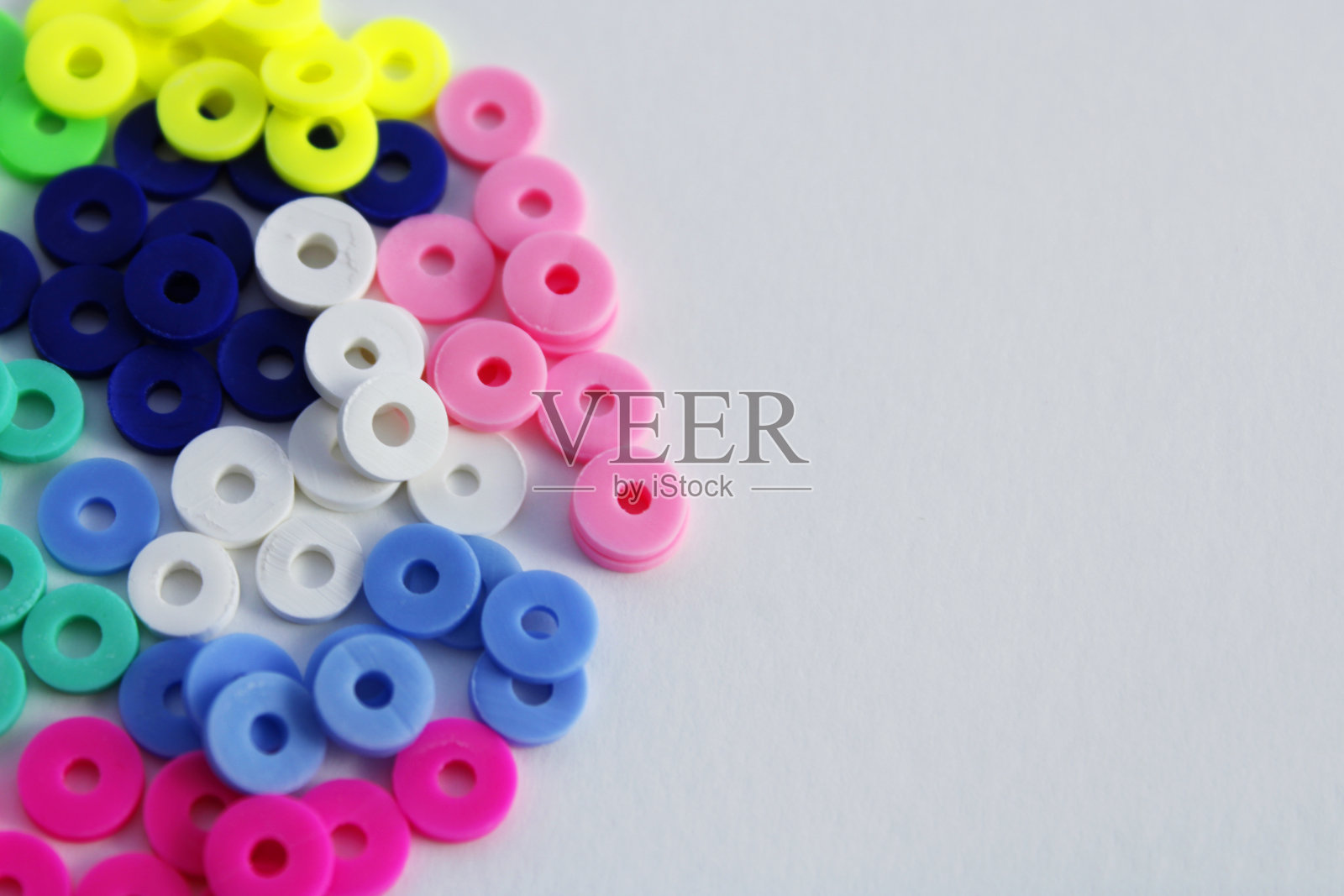 各种颜色的聚合物粘土珠照片摄影图片