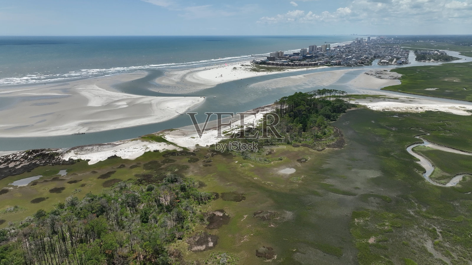 在一个阳光明媚的夏日，大西洋沿岸美丽的海滩和海岸线的空中景观，海浪和沙丘照片摄影图片