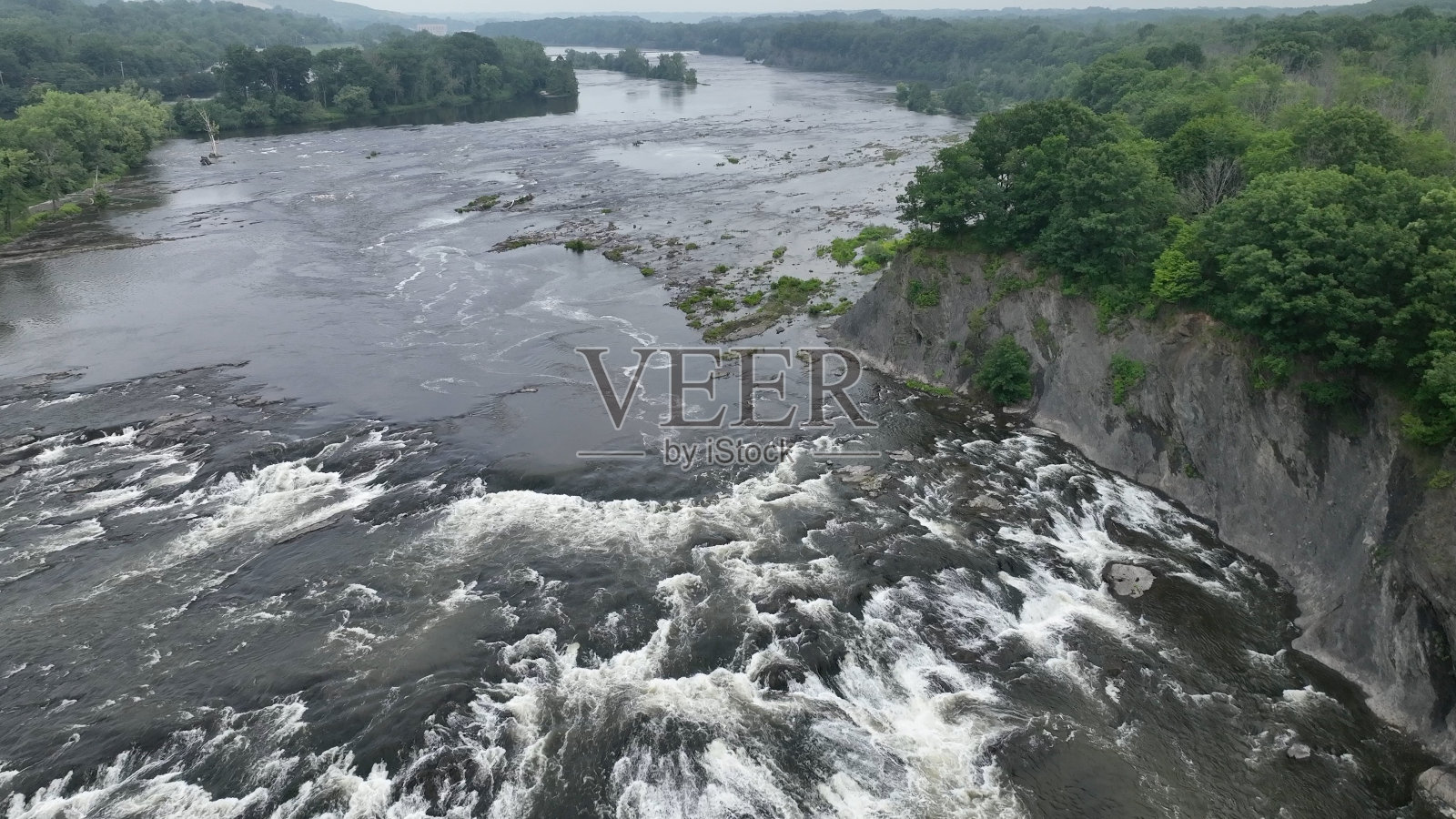 空中景观与科霍斯瀑布自然瀑布在纽约州莫霍克河与急流和俯瞰公园附近奥尔巴尼，纽约照片摄影图片