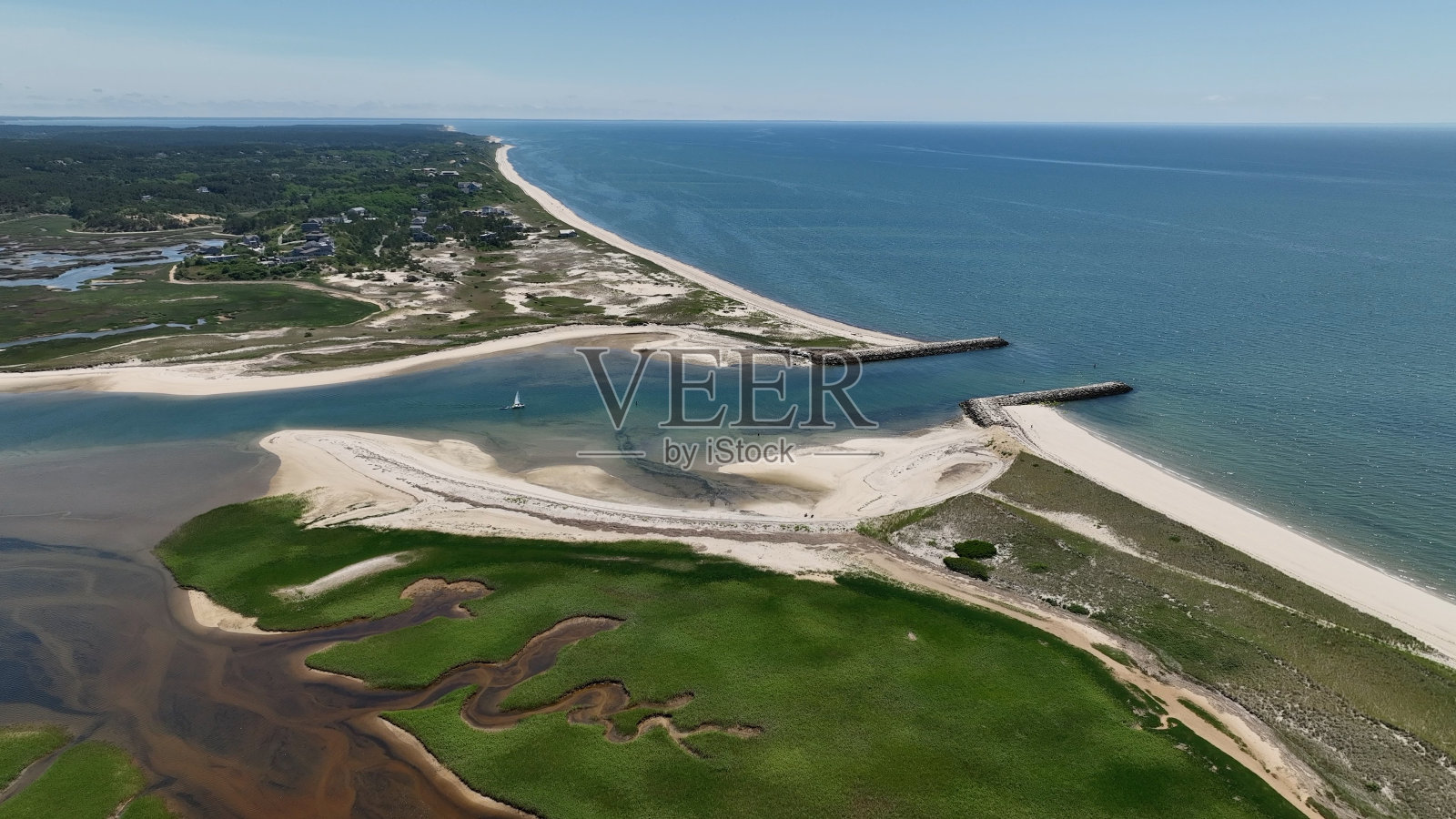 科德角国家海岸美丽的海岸入口景观航拍，内有内陆咸水沼泽和海港照片摄影图片