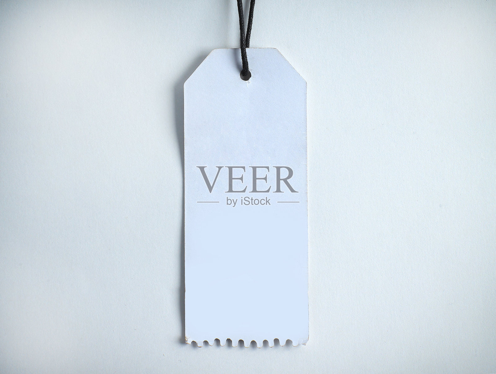 空白的装饰标签是用硬纸板在白色上做成的照片摄影图片