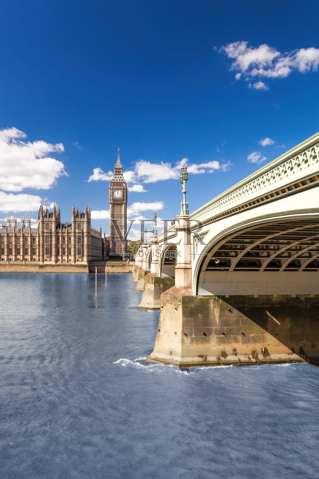 著名的大本钟，泰晤士河上的桥和泰晤士河上的游船，在英国伦敦照片摄影图片