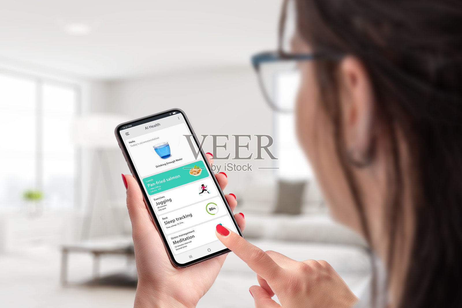 女孩手里拿着一部装有健康应用程序的智能手机。这款应用程序采用了健康管理的人工智能概念，可以跟踪她的营养、锻炼和其他健康指标照片摄影图片