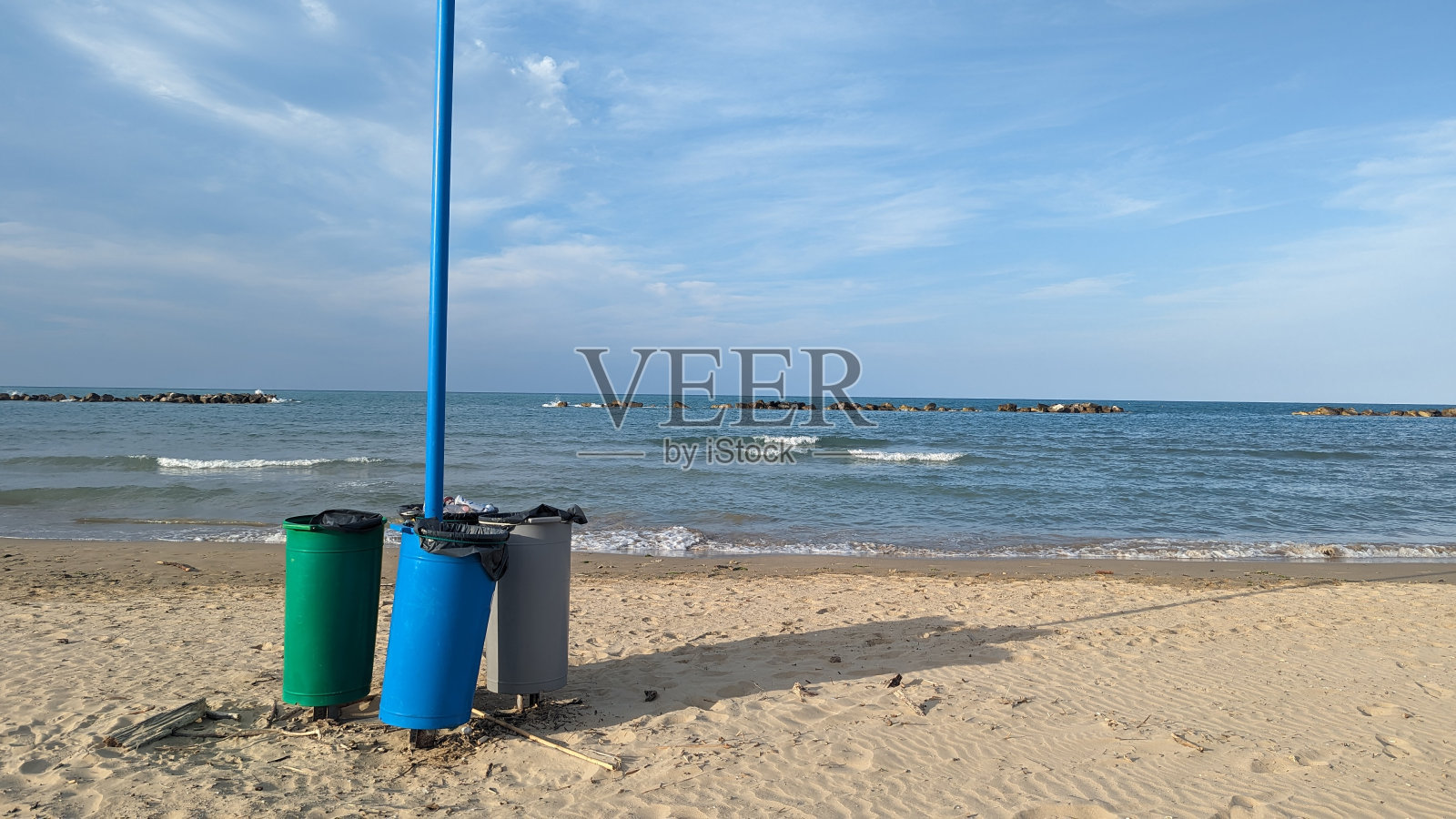 天然泳滩的回收箱照片摄影图片