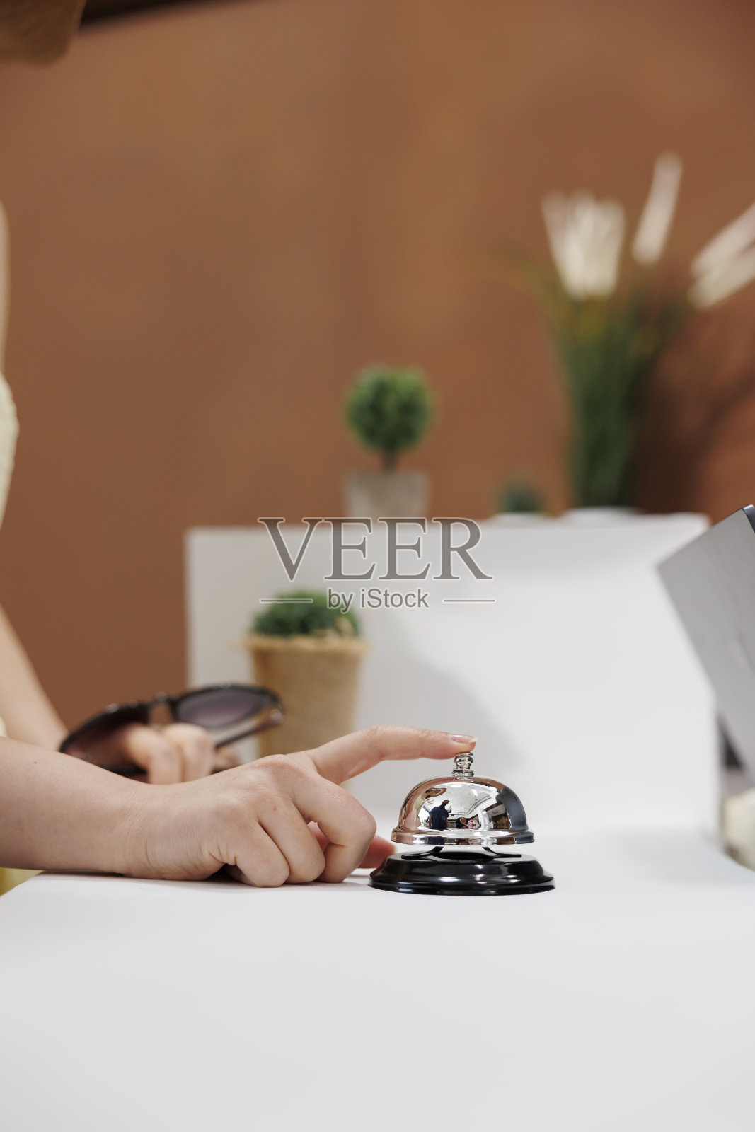客人按下礼宾铃照片摄影图片