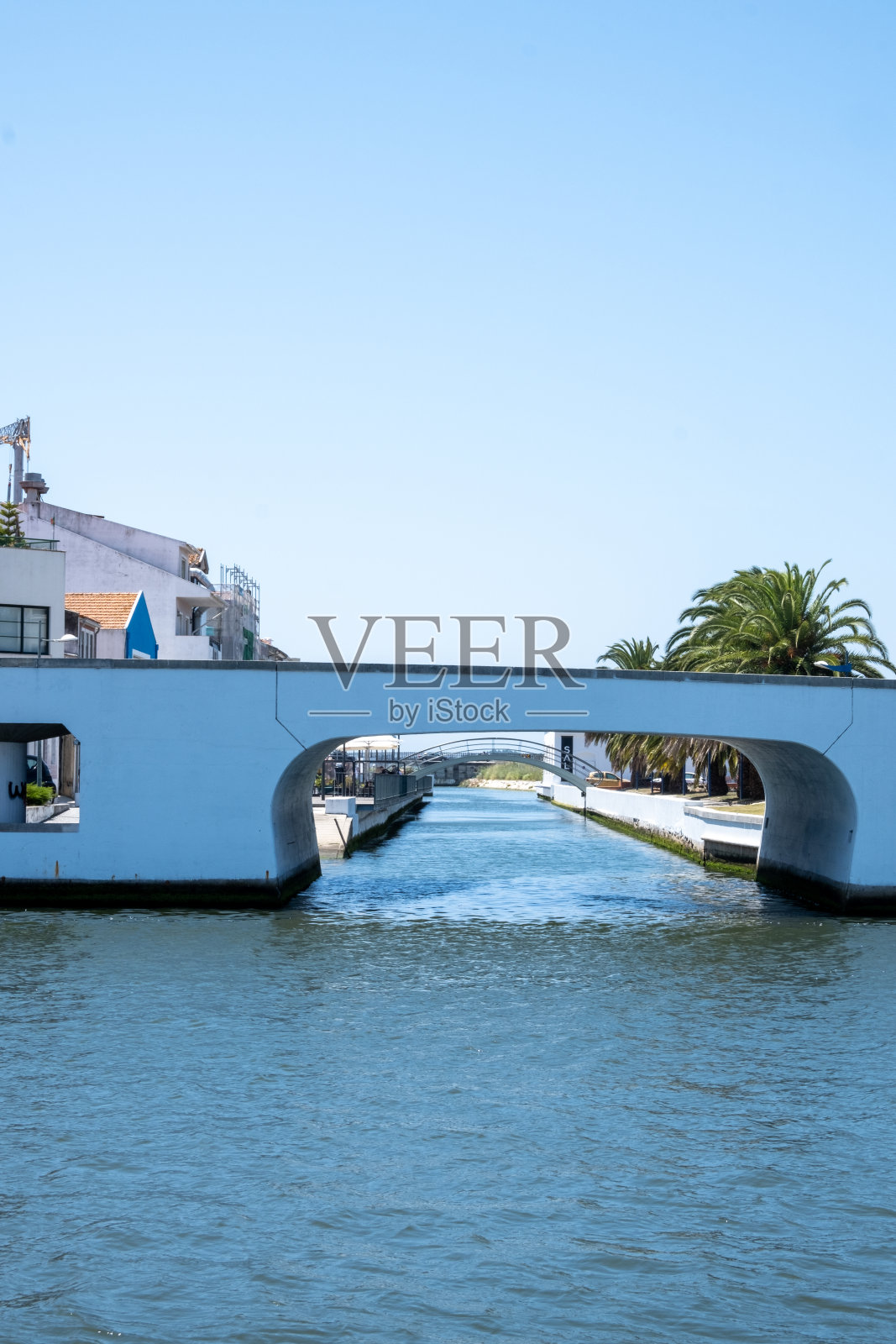 葡萄牙阿威罗市运河上的一座桥梁。照片摄影图片