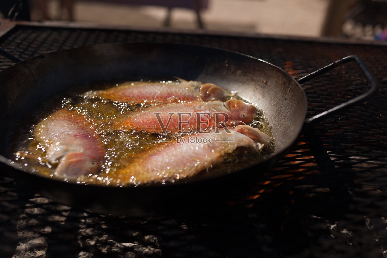 午餐可以看到大海，用火烹制的海鲜饭和新鲜捕获的鱼照片摄影图片