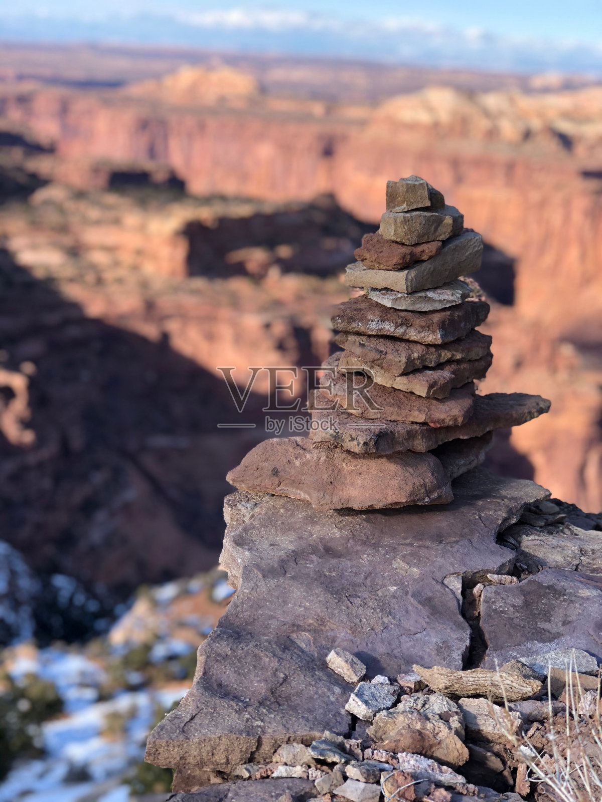 远处有一座岩石山的风景，前景是一堆岩石照片摄影图片