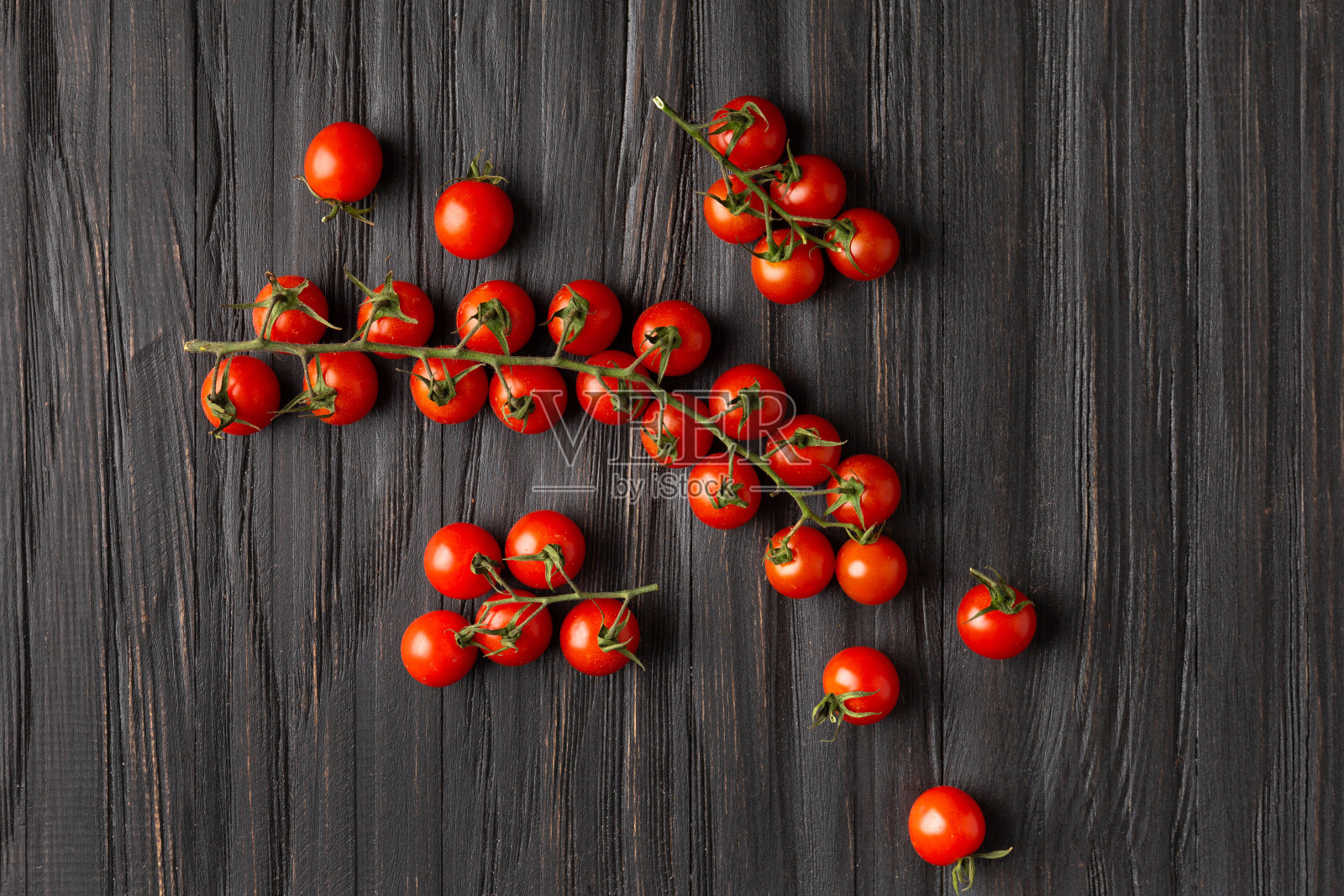 新鲜的樱桃番茄枝木制背景顶视图。照片摄影图片
