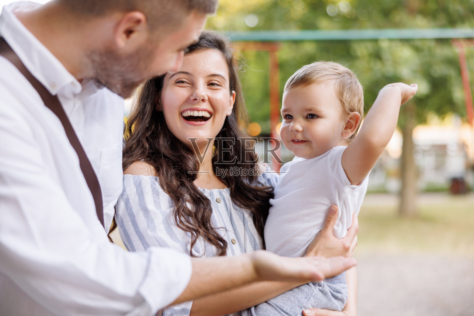 父母带着孩子在户外度过闲暇时光照片摄影图片