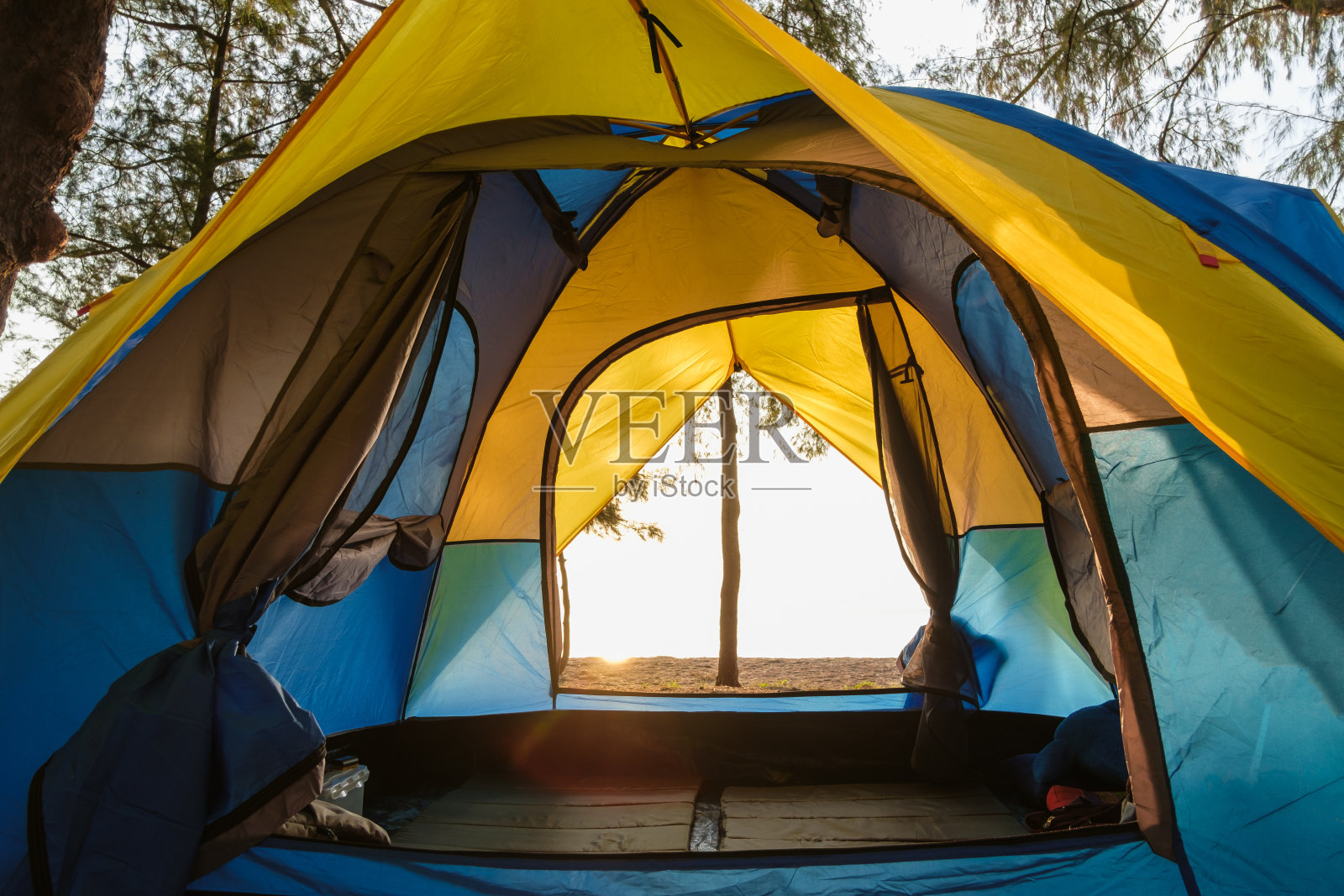 把海边的帐篷铺开。照片摄影图片