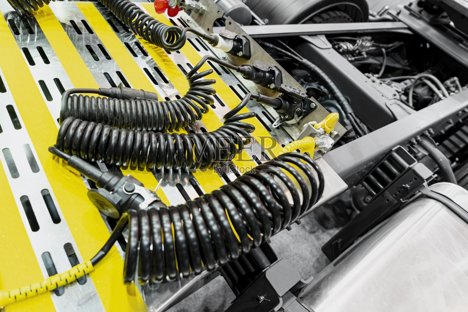 下面的视图半卡车或拖车后桥与悬挂，制动缸吊舱气动系统的特写视图。泥浆卡车底盘框架悬架与车轮和武器与无声块照片摄影图片